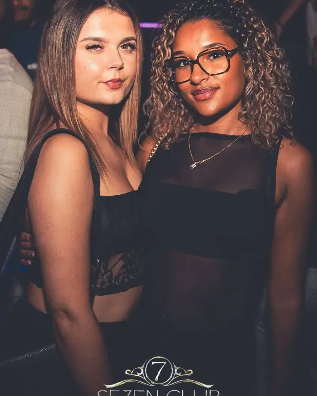 Deux amies posent ensemble au SE7EN