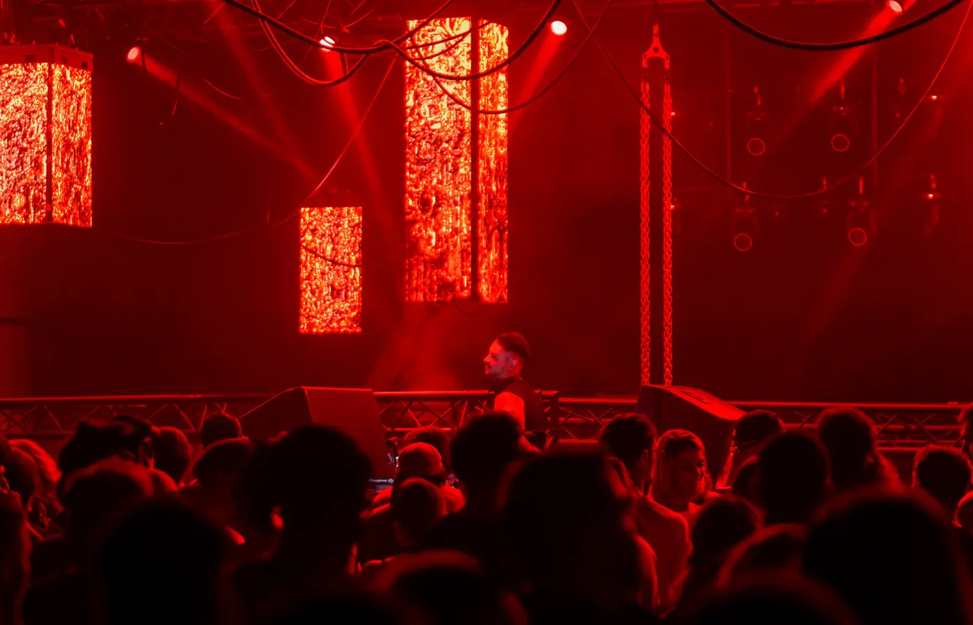 La grande salle du Dieze Warehouse baignée de lumière rouge, la foule face à la scène