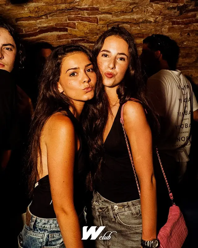 Deux jeunes femmes font la moue devant l’objectif au W Club du Trolleybus