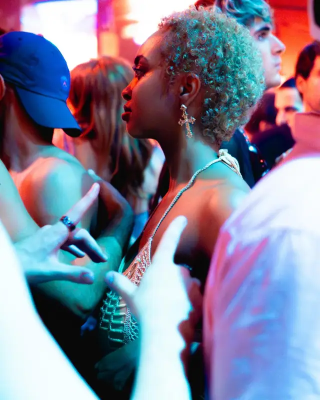 Une danseuse aux cheveux bouclés décolorés au milieu de la piste du Nouveau Casino