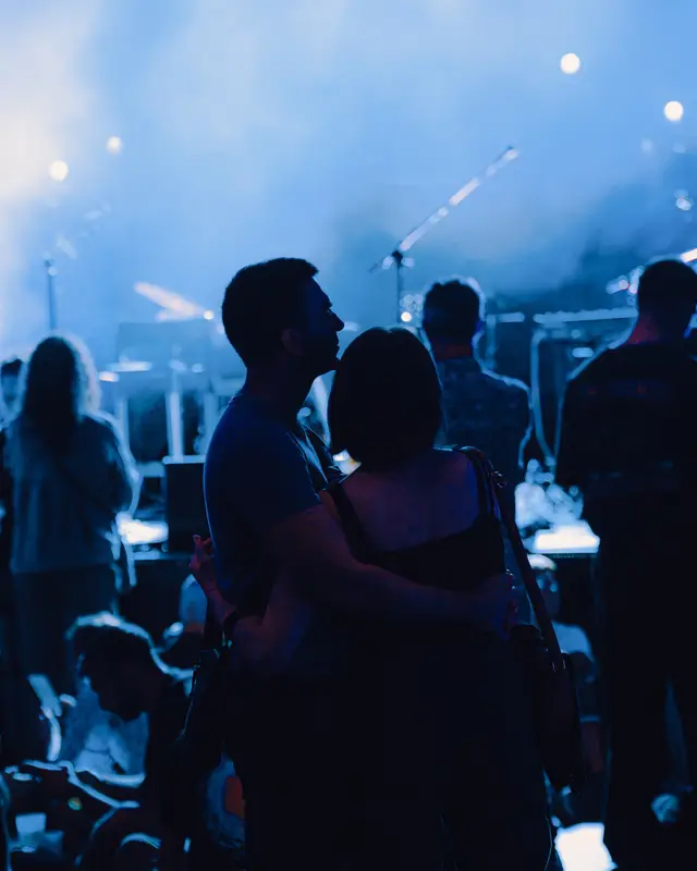 Le public du Transbordeur dans la lumière bleue d'un concert