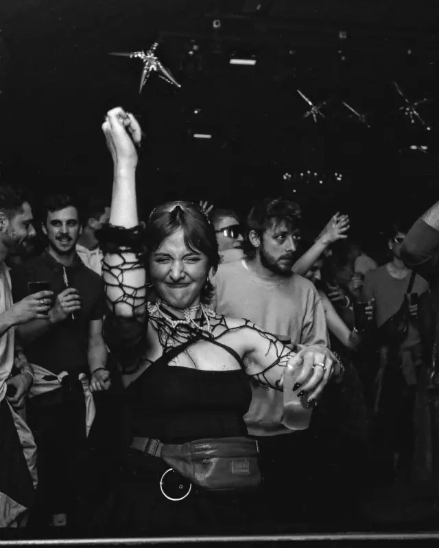 La foule du Rex de Toulouse en noir et blanc, une danseuse au premier plan